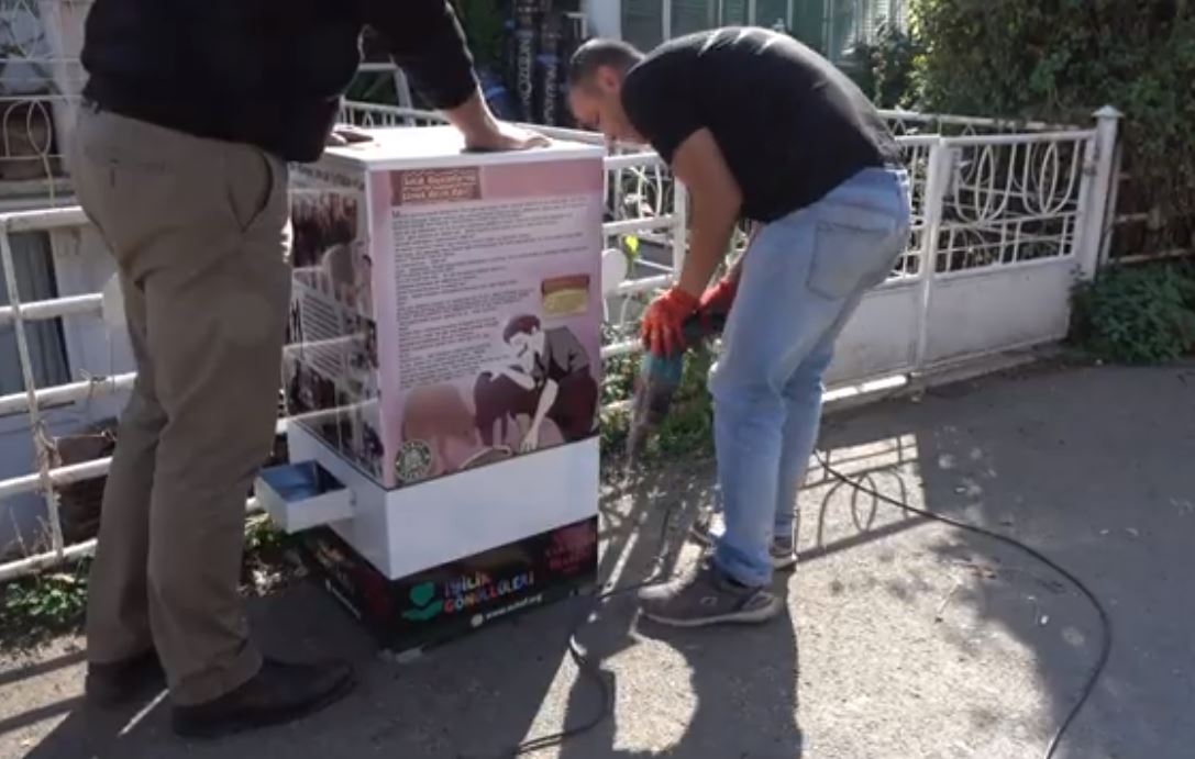 Evkaf tarafından sokak hayvanları için yemlik ve suluklar hazırlandı.