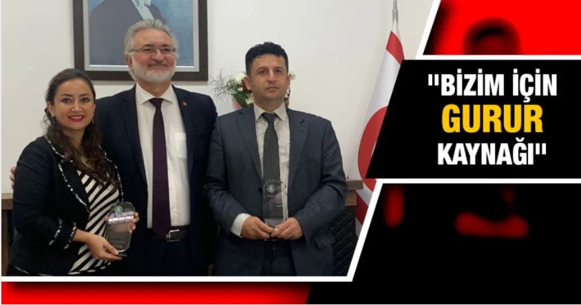 Benter'den Prof. İzzet Sakallı ve Dr. Sara Kanzi'ye plaket.